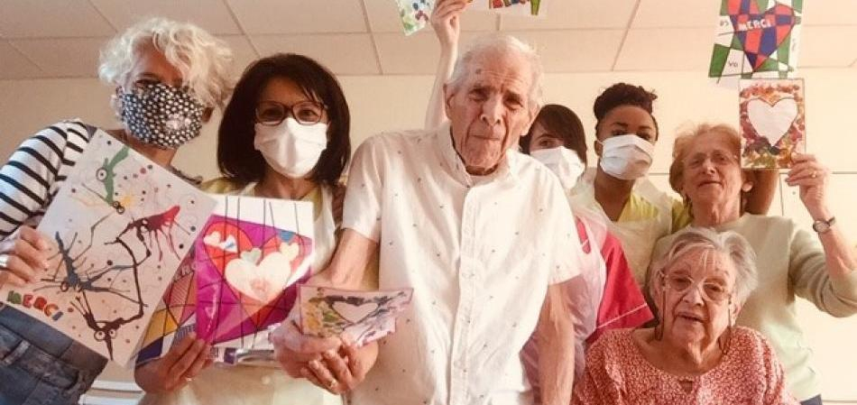 Les seniors et le personnel de l’Ehpad Raymond-Poulin, ravis de recevoir des messages de soutien. Les seniors et le personnel de l’Ehpad Raymond Poulin, ravis de recevoir des messages de soutien.